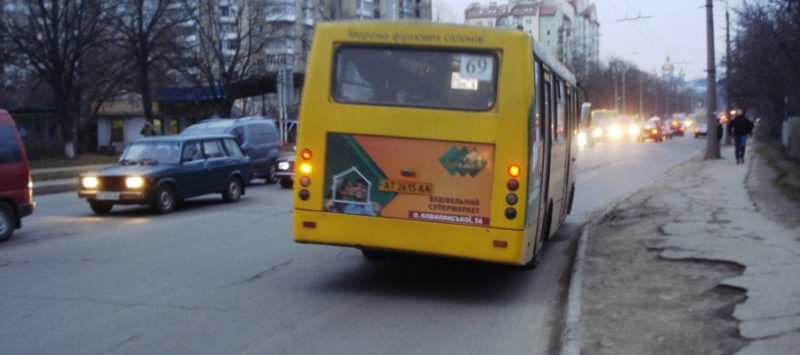 Чиновників змусили перевірити чим «пахне» у маршрутці, на яку поскаржились мешканці міста
