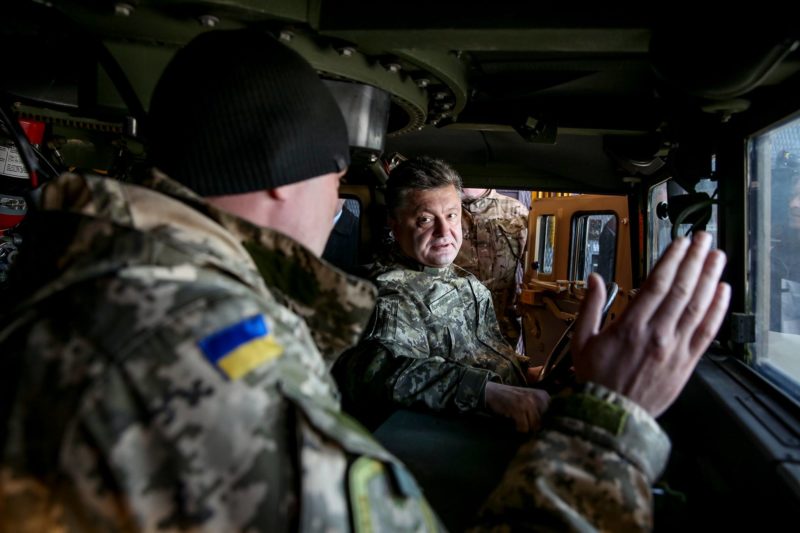 Порошенко провів тест-драйв американської бронемашини Humvee (відео)