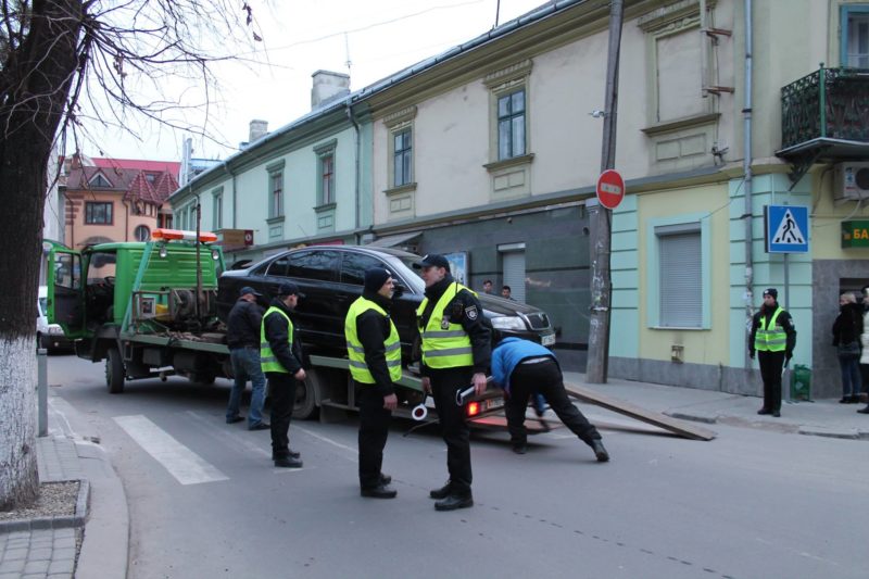 Поліція та евакуатор – у центрі міста знову в дії чудовий тандем (ФОТО)