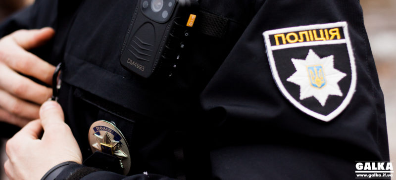 У Франківську поліцейські порушили правила руху, бо колега поспішав помити руки після контакту з “венерично” хворим (ВІДЕО)