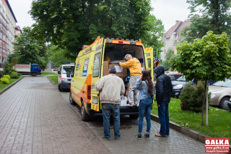 Британські волонтери привезли до Франківська реанімобіль, який придбали за власні кошти (ФОТО)