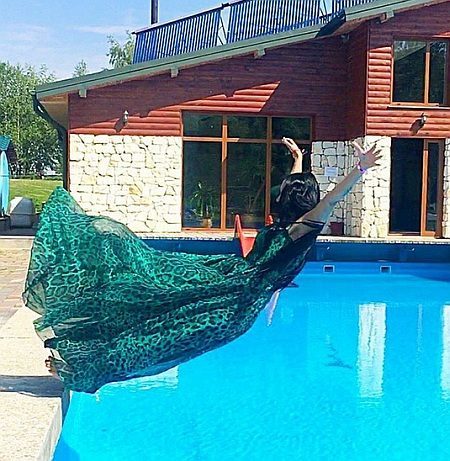 Відома своєю любов’ю до провокативних “селфі” київська поліціянтка відпочиває на Прикарпатті