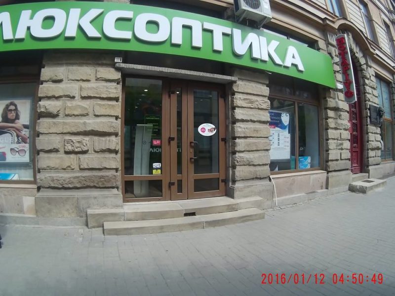 У Франківську підприємець зняв свою незаконно встановлену вивіску (ФОТОФАКТ)