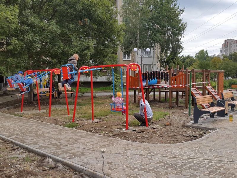 На Довженка облаштовують сучасний дитячий майданчик (ФОТО)