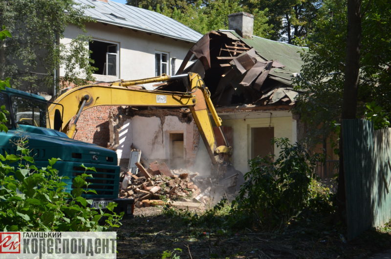 Cадибу Гриневичів почали зносити (ФОТОФАКТ)