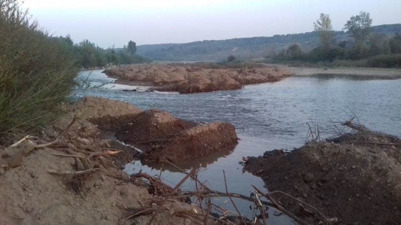Всі руслоочисні та руслорегулювальні роботи в області проводяться з порушеннями, – депутат