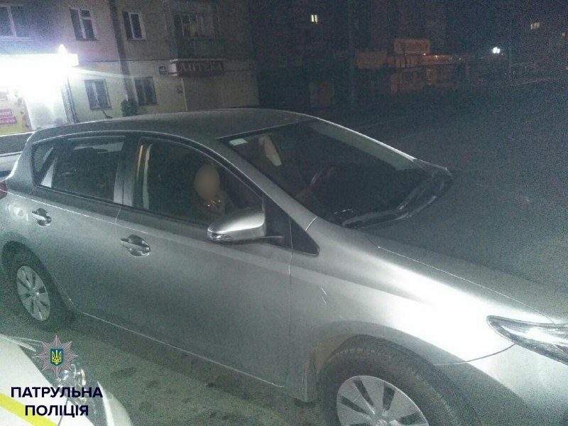 Патрульні спіймали дуже п’яну жінку за кермом (ФОТОФАКТ)