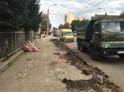 Біля франківської школи відремонтують тротуар (ФОТО)
