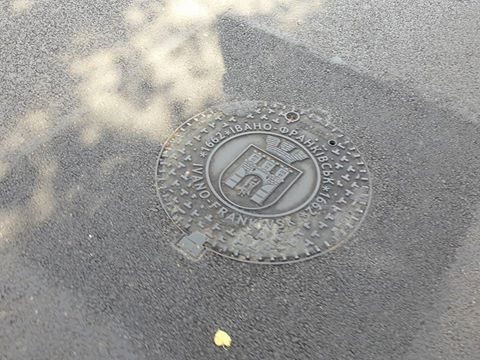 У Франківську старі люки замінять на нові чавунні (ФОТОФАКТ)