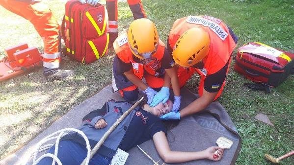 Франківські мальтійці допомагати потерпілим під час умовного вибуху в лісі (ФОТО)