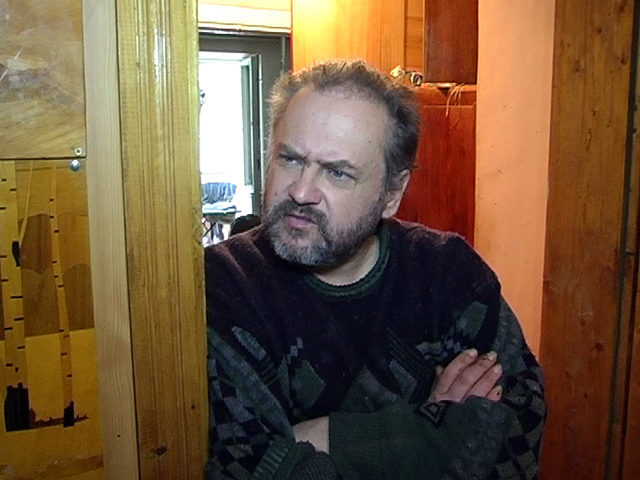 Сморід, крик та побиті вікна: психічнохворий коломиянин не дає сусідам спокійно жити (ВІДЕО)