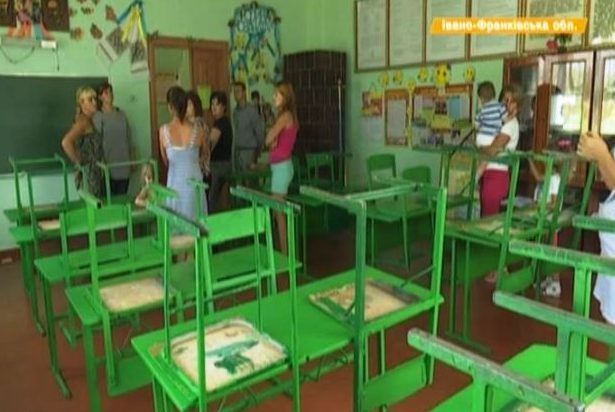 На Прикарпатті діти вчаться у глиняній хаті та стайні священика замість школи (ВІДЕО)