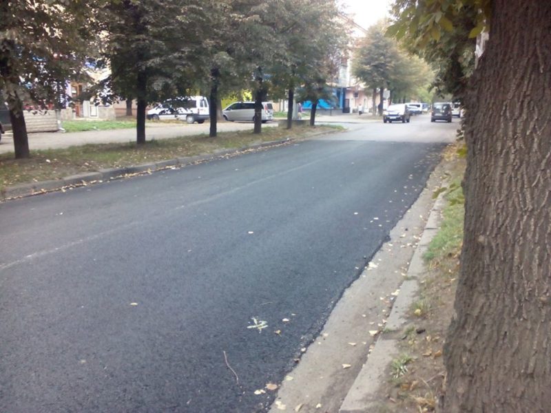 На Бельведерській ремонтують дорогу (ФОТО)