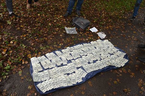 Прикарпатського посадовця спіймали на хабарі 20 тисяч доларів (ФОТО)