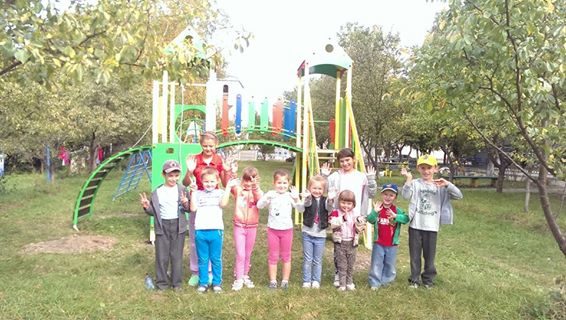 Цікавий дитячий майданчик встановили у Богородчанах (ФОТО)