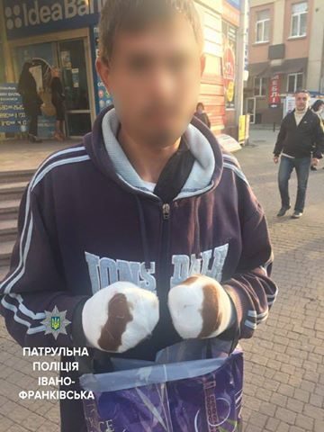 Франківські патрульні “зцілили каліку” з Чернівців (ФОТО)