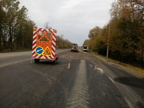 На Коломийщині переробляють зруйновану дощем основу дорожнього покриття (ФОТО)