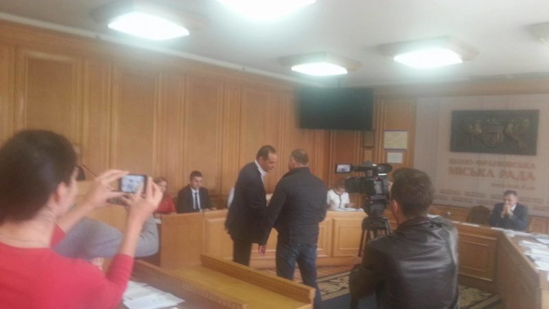 Учасник АТО, якого Марцінків назвав рейдером, потиснув меру руку (ФОТОФАКТ)