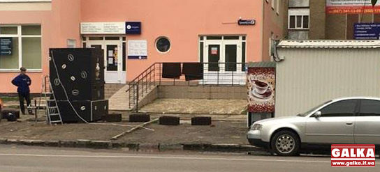 Поблизу візового центру на Пасічній з’явився незаконний кавомат (ФОТОФАКТ)