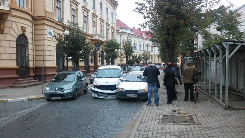 У Коломиї зіткнулися дві автівки (ФОТОФАКТ)