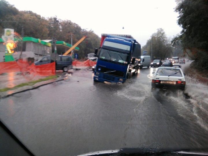 У Львові на свіжозремонтованій Стуса фура провалилася в асфальт  (ФОТО,ВІДЕО)