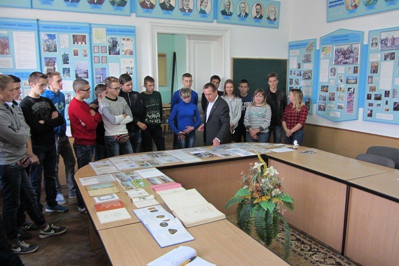 Раритетні франкознавчі матеріали представили у Франківську (ФОТО)