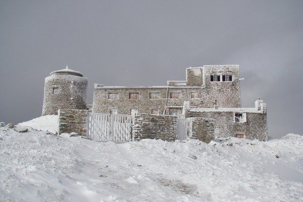 Вражаючі світлини засніженої гори Піп Іван з’явилися у мережі (ФОТО)