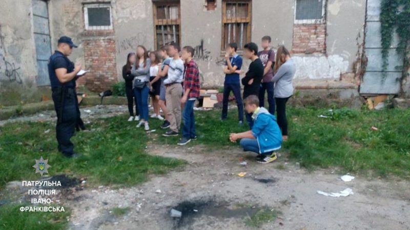 Юні франківці розважалися на закинутій території (ФОТОФАКТ)