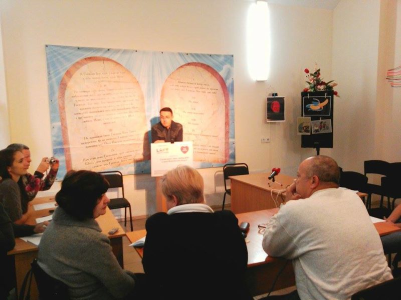 “Скажіть, що ви причетні до гуманітарної катастрофи на Донбасі”, – Дроздов переселенцям