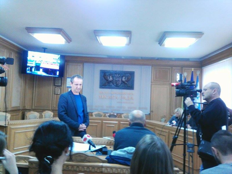 “Бабусям потрібні великі, яскраві вивіски”. У Франківську обговорють правила розміщення вивісок