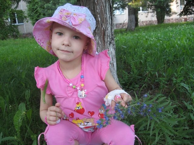 Восьмирічній важкохворій прикарпатці, яка росте без батька, потрібна допомога