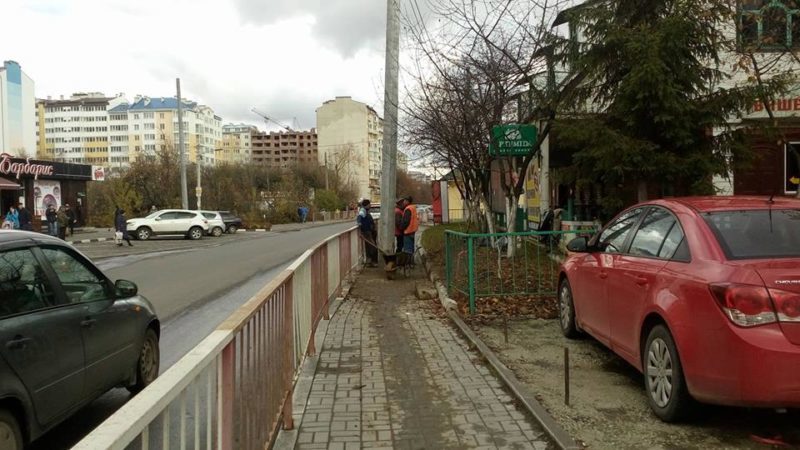 На Пасічній тролейбусну лінію  прокладають просто посеред тротуару (ФОТО)