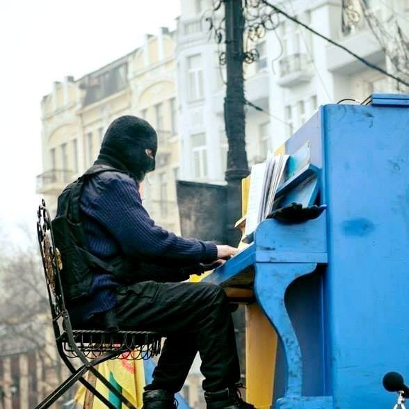 Як не крути, я – колишній тітушка, – піаніст Майдану