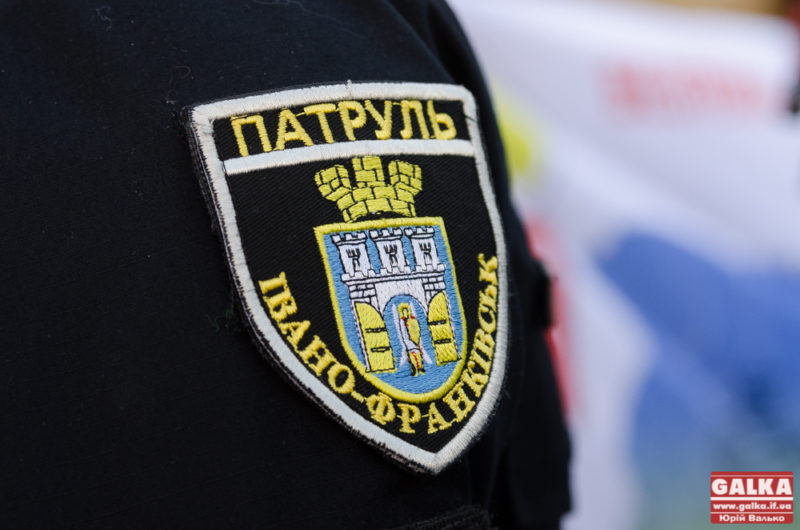 Обібрали до сорочки: франківські патрульні оперативно затримали підозрюваних у грабежі на Пасічній