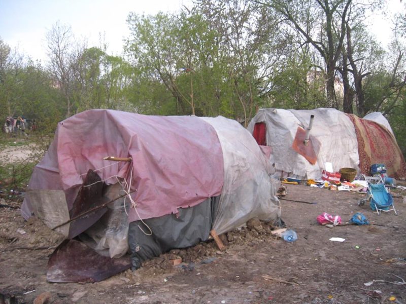 Франківські роми забрали у закарпатця паспорт та змусили жебракувати