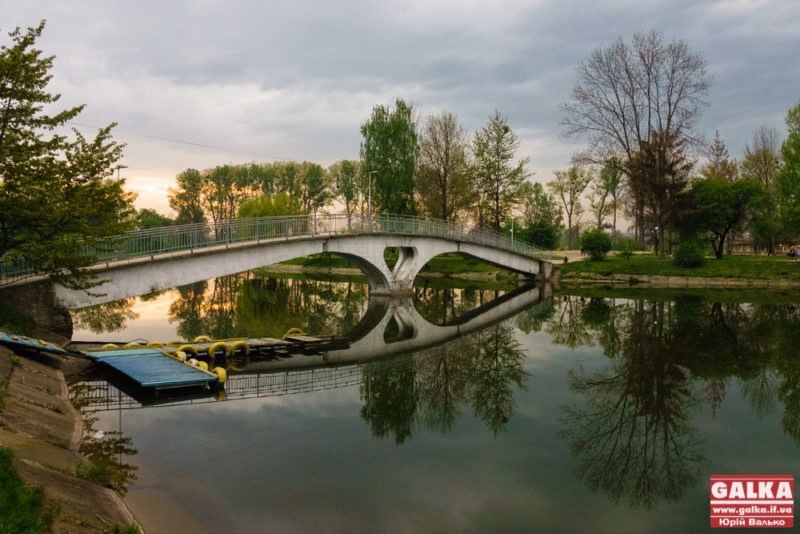 Франківські водолази обстежили дно міського озера – знайшли понад 140 кілограмів сміття