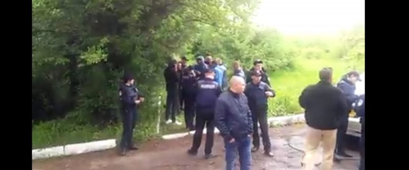 Тітушки чи друзі? На завод “Пресмаш” спортивні молодики не впускали працівників та акціонерів – втрутилася поліція (ВІДЕО)