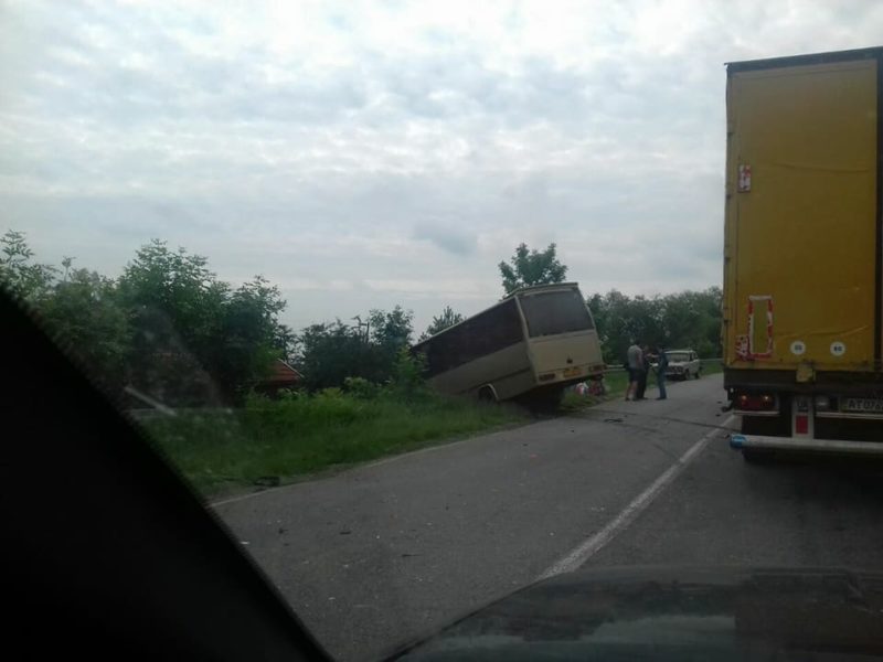 На Коломийщині після ДТП автобус вилетів у кювет (ФОТО)