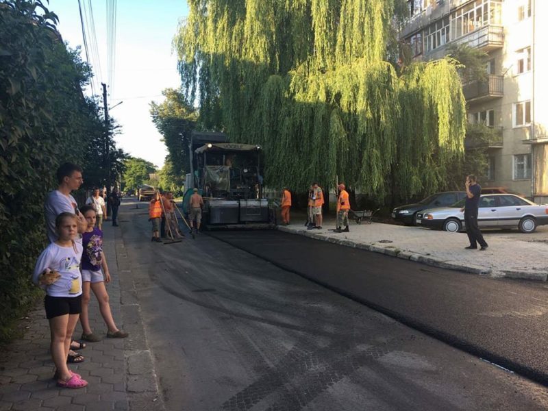 На Хмельницького вистелили верхній шар асфальту (ФОТОФАКТ)