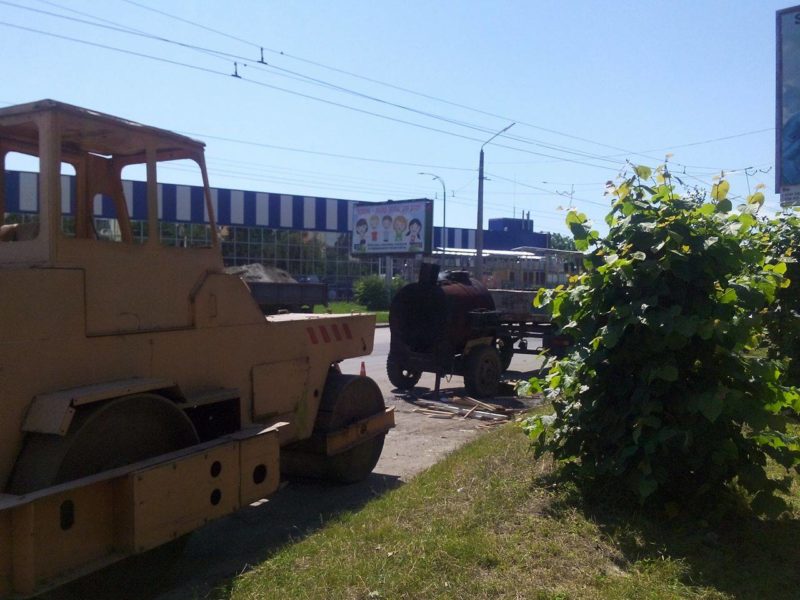 Сила прочухана від мера: на Івасюка у День Конституції латали асфальт (ФОТОФАКТ)