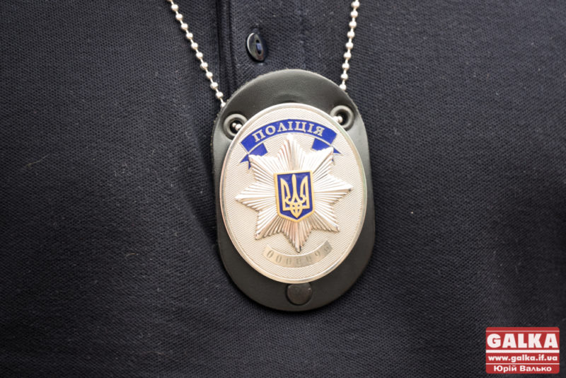 Патрульні кличуть відсвяткувати Різдво у службовому авто, в бронежилеті та виготовити поліцейську ялинку