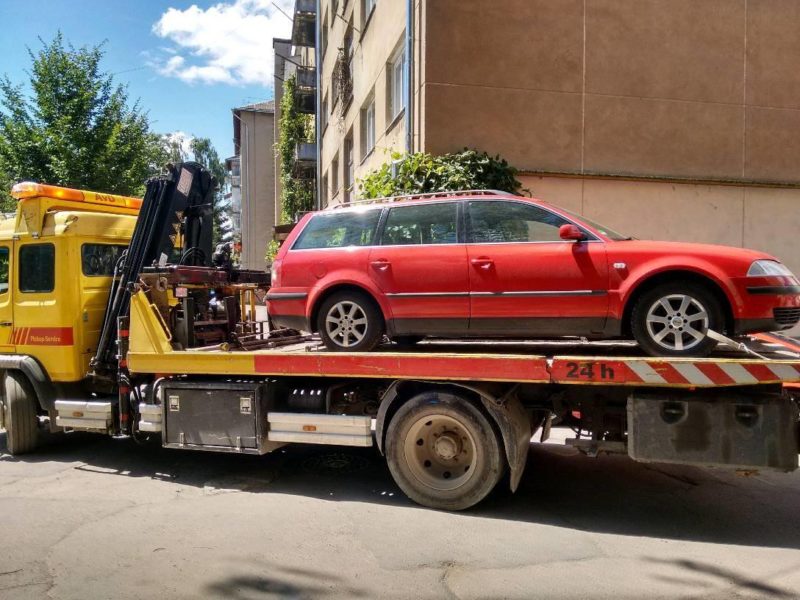 На Мазепи евакуювали авто, яке кілька днів блокувало прохід пішоходам (ФОТО)