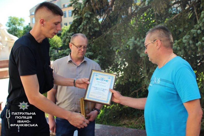 Водію маршрутки, який затримав злодія, патрульні і влада вручили подяку (ФОТО)