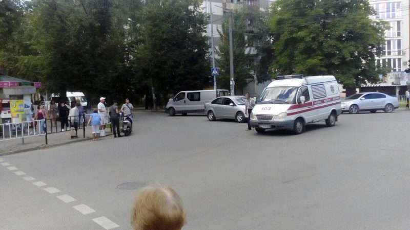 На Короля Данила зіткнулися швидка та скутер: водії не мають претензій один до одного (ФОТО)