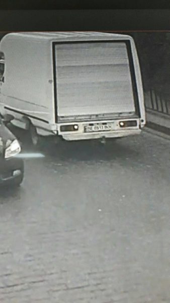 На Вовчинецькій бус на одеських номерах збив чоловіка і втік – машину шукають (ФОТОФАКТ)