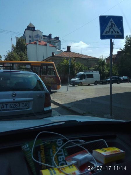 У Франківську водій маршрутки в’їхав у дорожній знак (ФОТО)