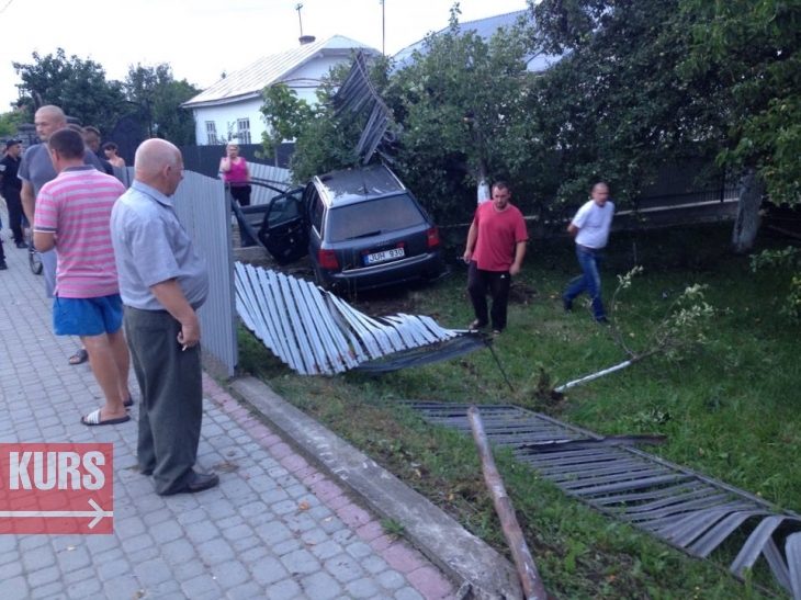 У Тисмениці водій авто з іноземними номерами зніс паркан подвір’я (ФОТОФАКТ)