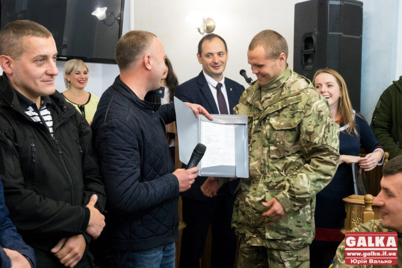 Подяки та емоції: ще восьмеро франківських атовців отримали квартири (ФОТО)