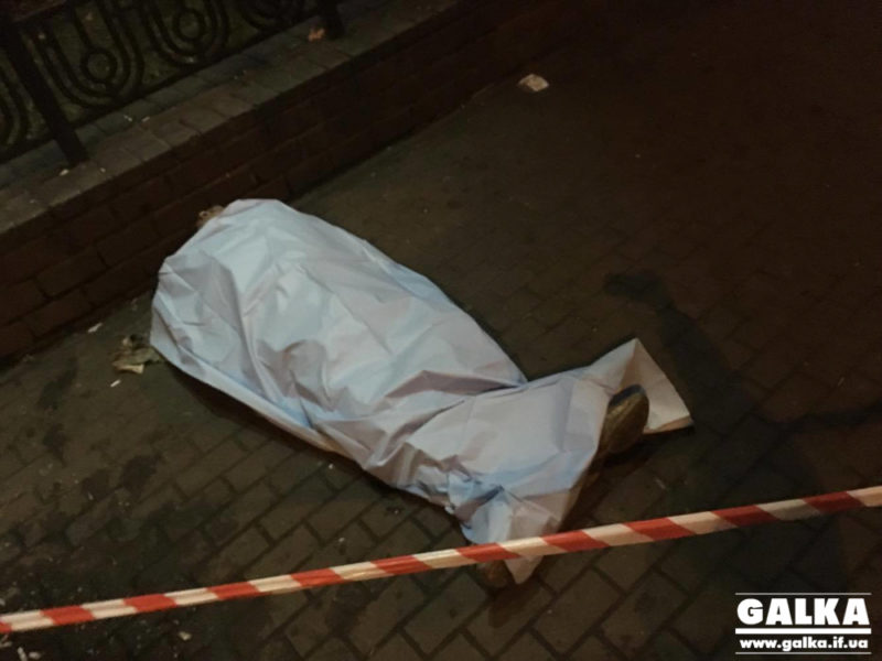 Біля франківського вокзалу виявили труп чоловіка (ФОТО)
