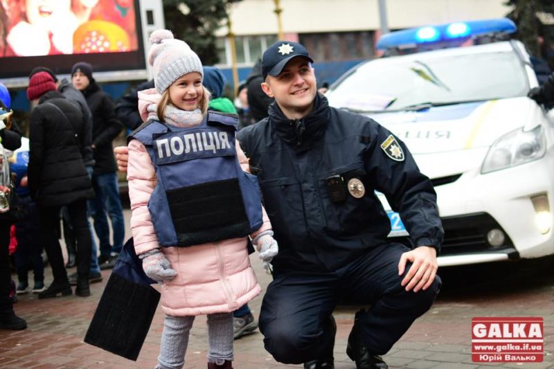 Різдво з копами. Патрульні влаштували свято у центрі Івано-Франківська (ФОТО)